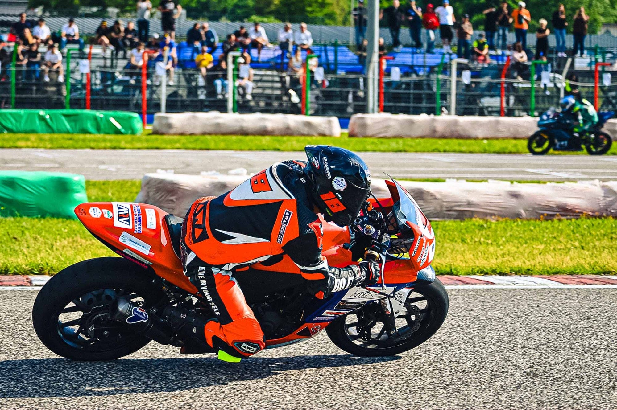 Pilota MiniGP in piega in curva