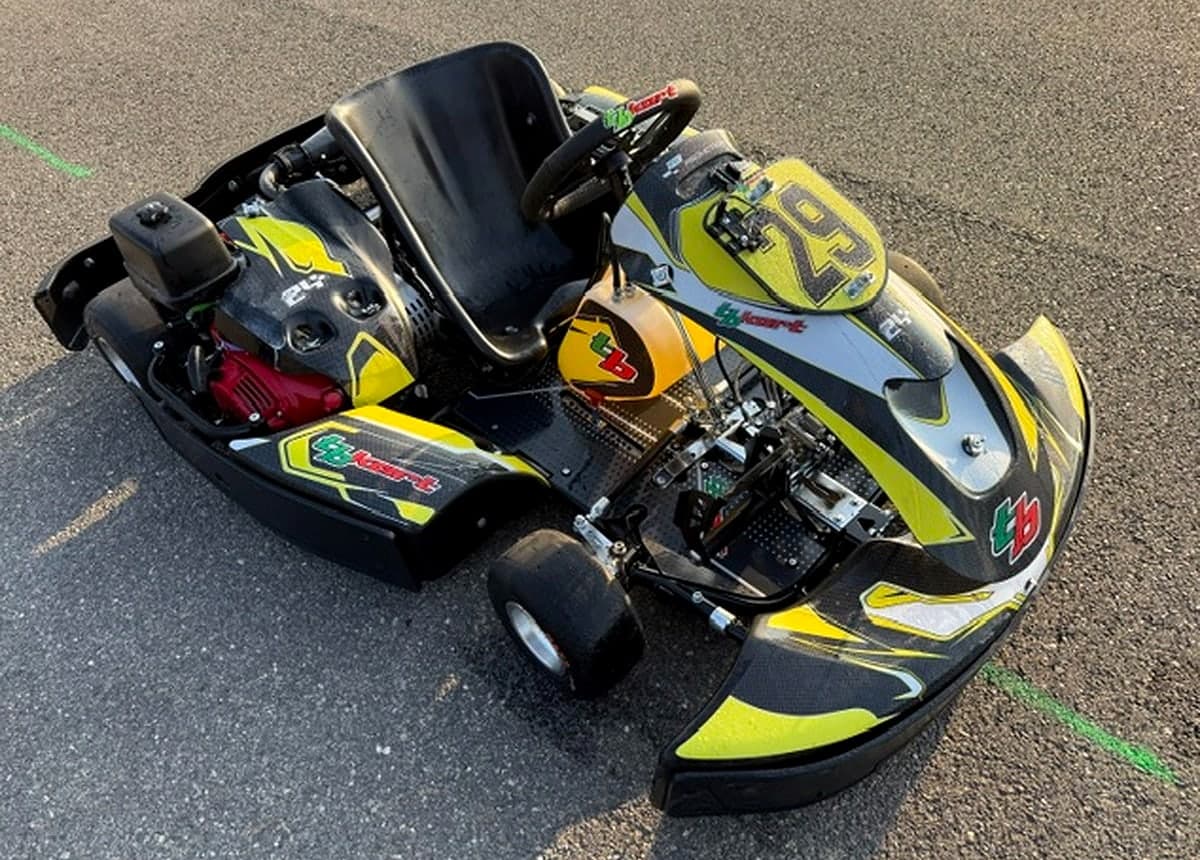 Kart TB Kart R-One nero e giallo visto dall'alto: motore Honda, sedile, serbatoio e pedaliera